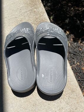 Comfortable slid on OOFOS  Men size 8 & Woman size 10